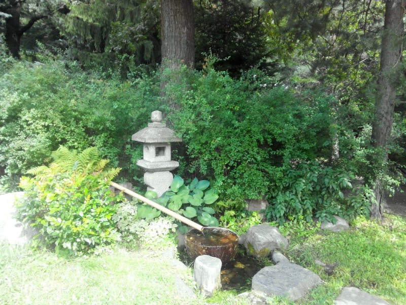 элемент японского сада "Цукубаи"
