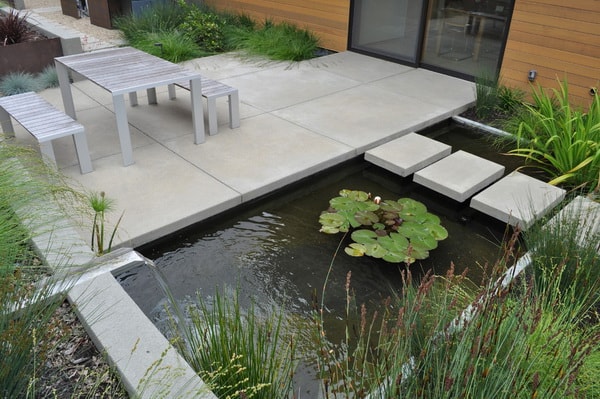 минималистичный сад водоем