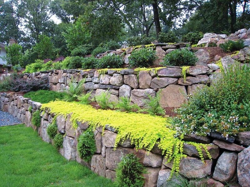 подпорная стенка из природного камня в ландшафтном дизайне