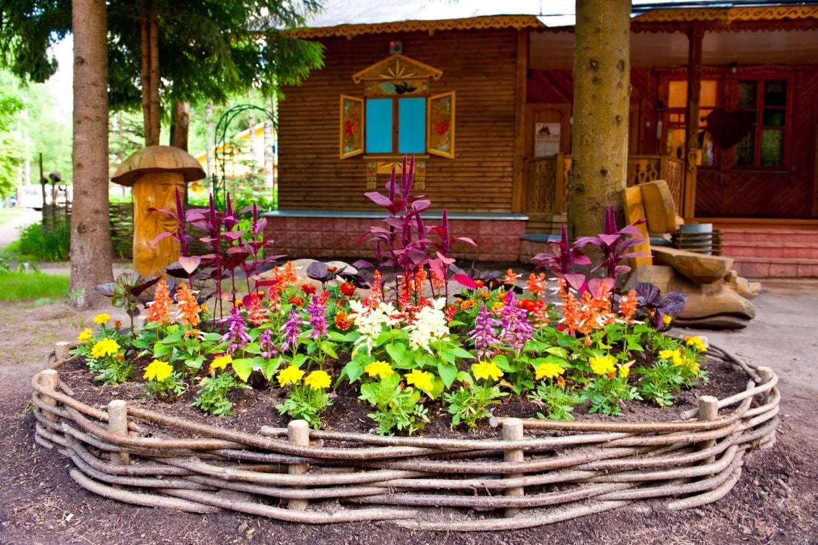 плетеные клумбы для украшения сада в стиле русской усадьбы