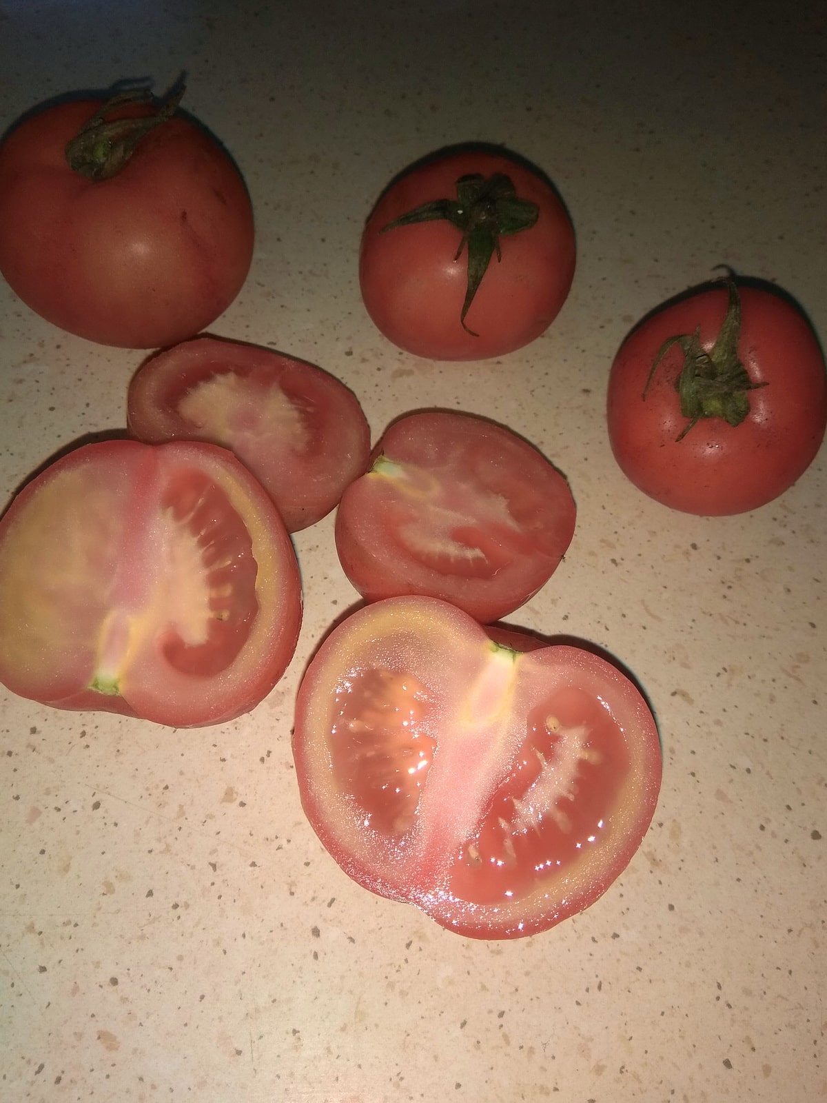 почему в помидорах белые жесткие прожилки